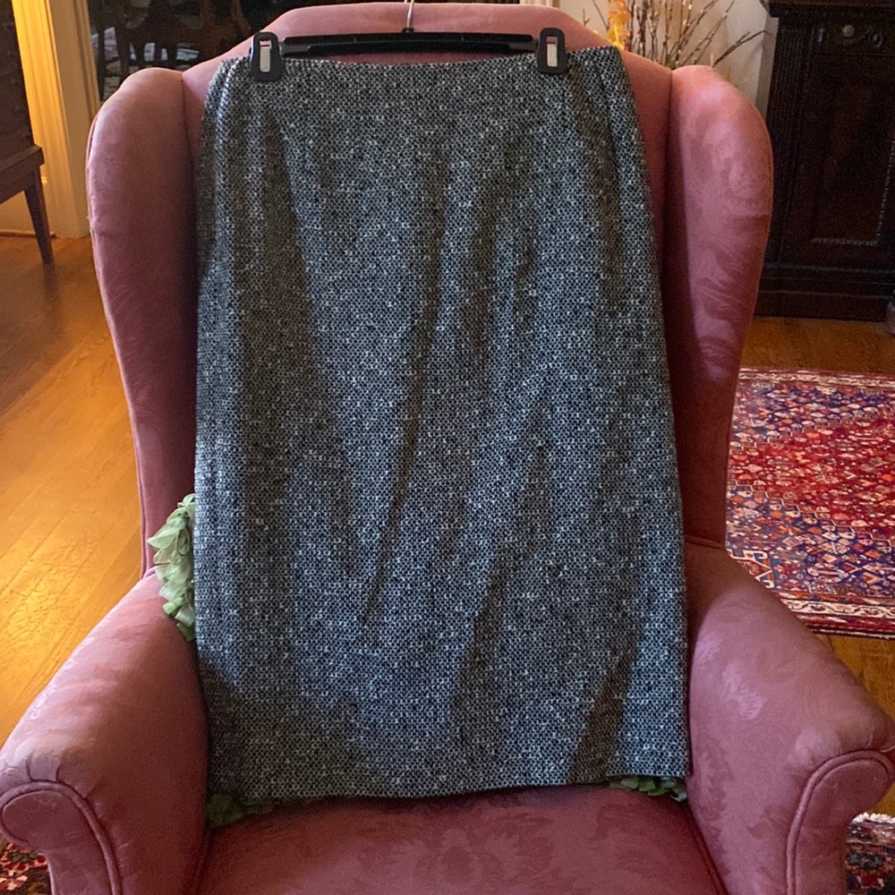 Great looking tweed skirt! Salt and pepper pencil skirt. 27 inches. NWT